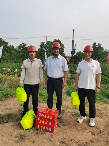 8月5日，院领导赴东海县双湖矿区建筑用片麻岩勘探工地送清凉.jpg