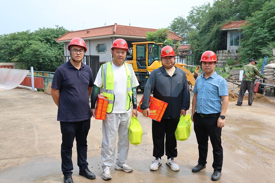8月4日连云港工勘院领导到一线工地送清凉，为坚持野外作业的职工送上饮料和防暑降温物品，并作夏季生产安全提醒.jpg